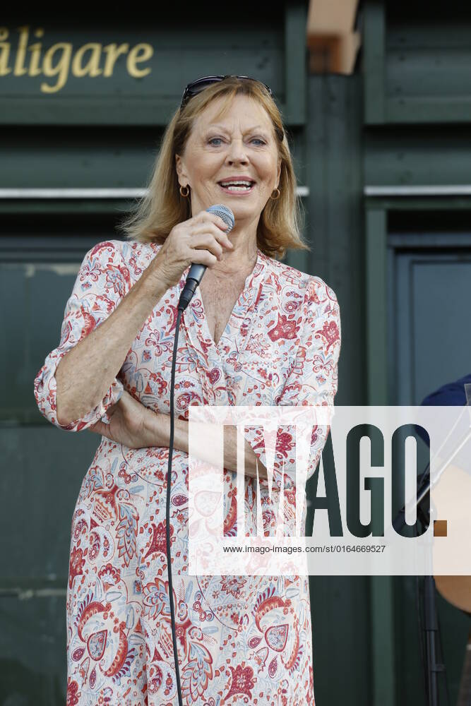 STOCKHOLM 20220807 Lill Lindfors sang as the Cornelis Prize was awarded to Douglas Dogge León during a ceremony at Mosebacketerrassen in Stockholm Stockholm Sweden