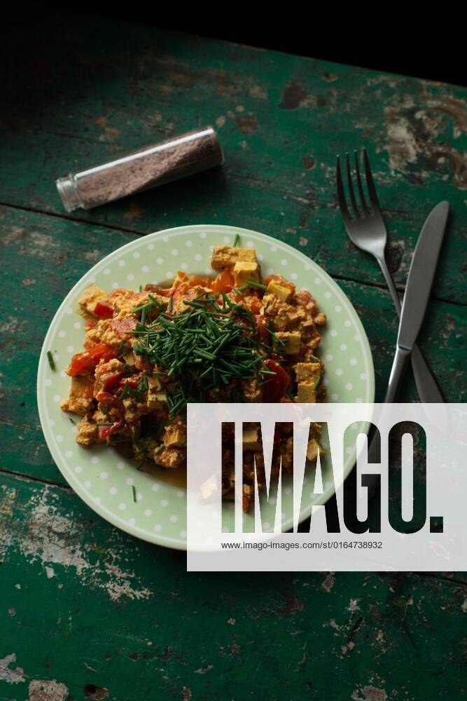 Veganes Scrambled eggs with smoked tofu, Chives and Salt