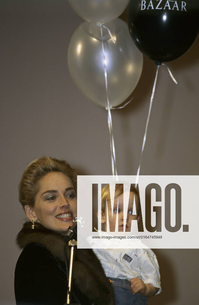 Sharon Stone 424654 01.03.1996 American actress Sharon Stone at the news conference dedicated to the first issue of Harper s Bazaar. K. Kartashian Sputnik Moscow Russia