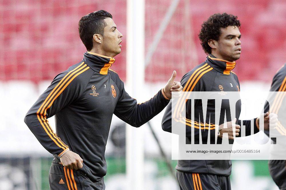 Real Madrid s Cristiano Ronaldo (l) and Pepe during training session previous to the UEFA Champions League 2013 2014 Final match.May 23,2014. (20151525)