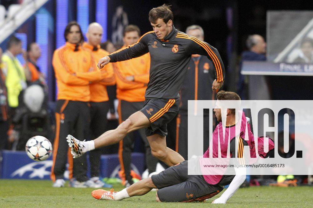 Real Madrid s Gareth Bale (l) and Sergio Ramos during training session previous to the UEFA Champions League 2013 2014 Final match.May 23,2014. (20151534)