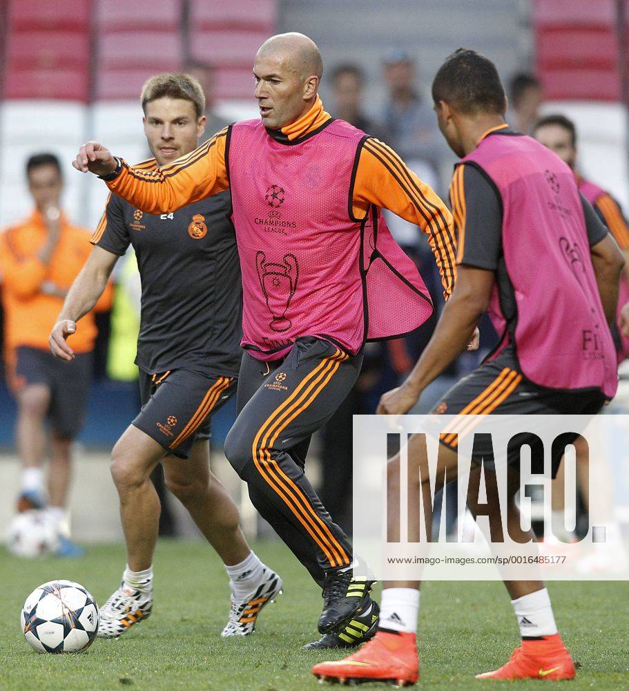 Real Madrid s second coach Zinedine Zidane (c), Asier Illarramendi (l) and Carlos Henrique Casemiro during training session previous to the UEFA Champions League 2013 2014 Final match.May 23,2014. (20151538)