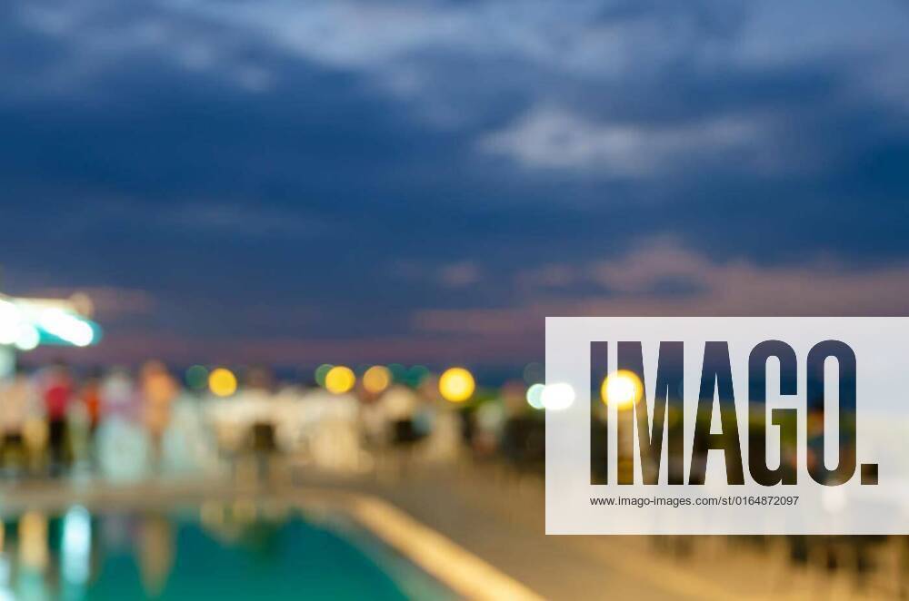 IMAGO Creative, Urban Lifestyle IMAGO Creative: Urbane Kultur - Sommer auf den Dächern Defocused dining table restaurant on the roof top with twilight skyline., Blurred dining table restaurant terrace rooftop with beautiful sea view at twilight scene, Blurred dining table restaurant terrace rooftop with beautiful sea view at twilight scene, 14.08.2020,