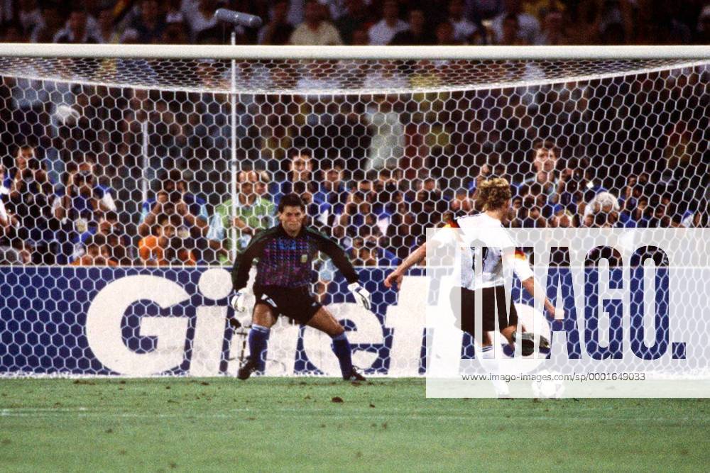 Andreas Brehme (BR Deutschland) zieht beim Strafstoß ab und trifft zum 1:0, Torwart Sergio Goycochea (Argentinien) erwartet den Ball (Serie 1 4)- Fußball WM Herren Weltmeisterschaft 1990, Nationalmannschaft, Nationalteam, Nationaltrikot, Weltmeisterschaftshistorie Totale Geschichte, Historie, Fußballgeschichte Rom, Fußballhistorie, Finale, Endspiel Dynamik,