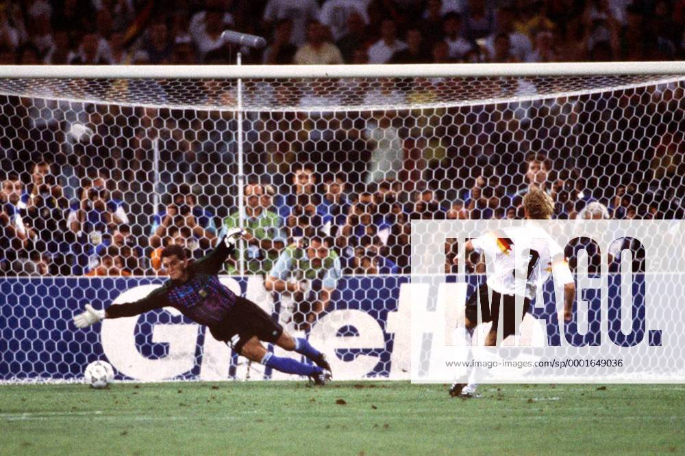 Andreas Brehme (BR Deutschland) zieht beim Strafstoß ab und trifft zum 1:0, Torwart Sergio Goycochea (Argentinien) streckt sich nach dem Ball (Serie 3 4)- Fußball WM Herren Weltmeisterschaft 1990, Nationalmannschaft, Nationalteam, Nationaltrikot, Weltmeisterschaftshistorie Totale Geschichte, Historie, Fußballgeschichte Rom, Fußballhistorie, Finale, Endspiel Dynamik,