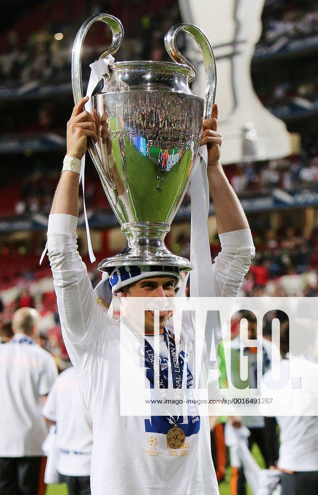 Lissabon Fußball Champions League Finale Real Madrid CF vs. Club Atletico de Madrid, Gareth Bale (Real) feiert mit dem Pokal und setzt ihn sich auf den Kopf