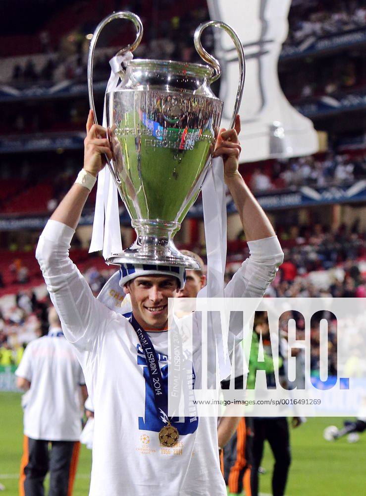Lissabon Fußball Champions League Finale Real Madrid CF vs. Club Atletico de Madrid, Gareth Bale (Real) feiert mit dem Pokal und setzt ihn sich auf den Kopf