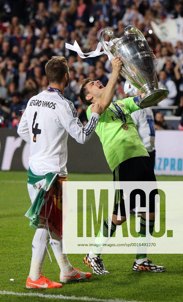 Lissabon Fußball Champions League Finale Real Madrid CF vs. Club Atletico de Madrid, v.l. Sergio Ramos und Iker Casillas (Real) jubeln mit dem Pokal