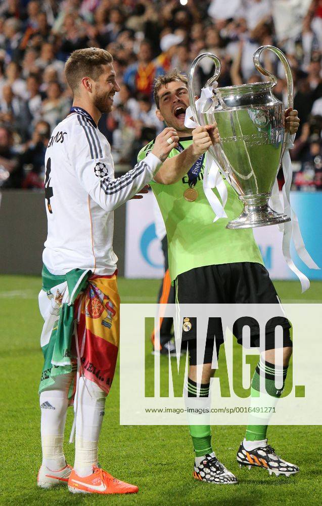 Lissabon Fußball Champions League Finale Real Madrid CF vs. Club Atletico de Madrid, v.l. Sergio Ramos und Iker Casillas (Real) jubeln mit dem Pokal