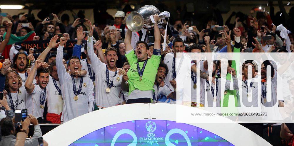 Lissabon Fußball Champions League Finale Real Madrid CF vs. Club Atletico de Madrid, Mitte Iker Casillas (Real) hebt den Pokal in die Höhe und jubelt mit dem Team