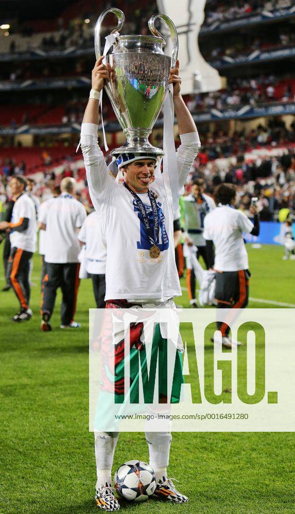 Lissabon Fußball Champions League Finale Real Madrid CF vs. Club Atletico de Madrid, Gareth Bale (Real) feiert mit dem Pokal und setzt ihn sich auf den Kopf
