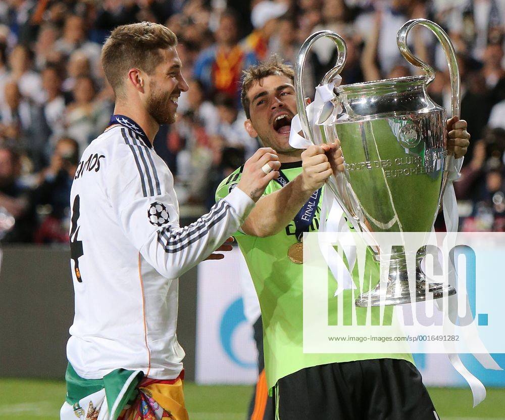 Lissabon Fußball Champions League Finale Real Madrid CF vs. Club Atletico de Madrid, v.l. Sergio Ramos und Iker Casillas (Real) jubeln mit dem Pokal
