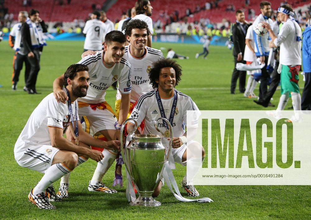 Lissabon Fußball Champions League Finale Real Madrid CF vs. Club Atletico de Madrid, v.l. Alvaro Arbeloa, Alvaro Morata, Pepe und Marcelo (Real) mit dem Pokal
