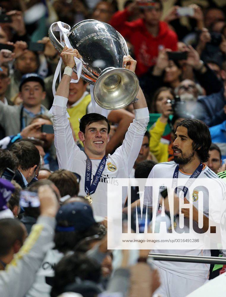 Lissabon Fußball Champions League Finale Real Madrid CF vs. Club Atletico de Madrid, links Gareth Bale (Real) mit Pokal, rechts Sami Khedira