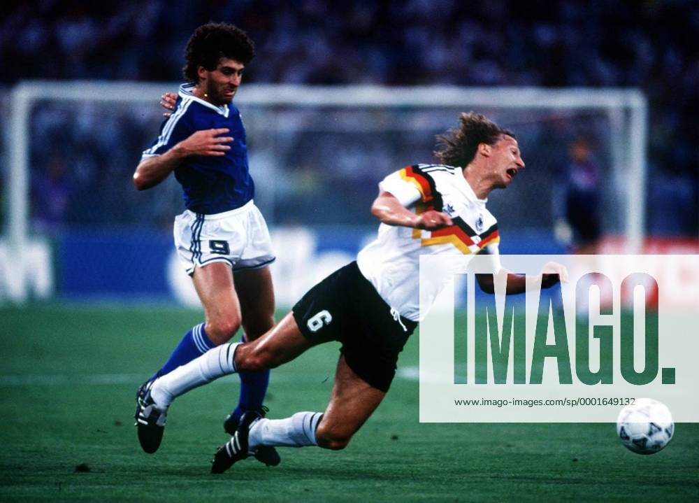 Guido Buchwald (BR Deutschland, re.) wird von Gustavo Dezotti (Argentinien) zu Fall gebracht - Fußball WM Herren Weltmeisterschaft 1990, Nationalmannschaft, Nationalteam, Nationaltrikot, Länderspiel, Finale Gruppe Rom Dynamik, Kampf,