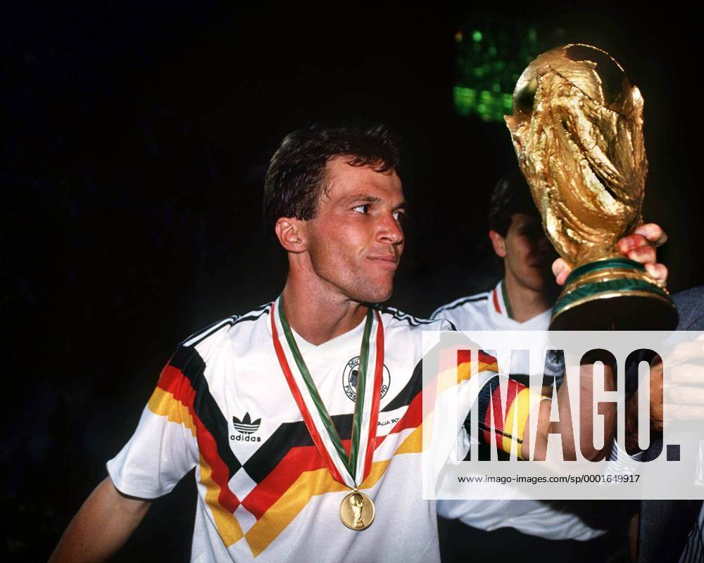 Lothar Matthäus (BR Deutschland) jubelt mit dem FIFA Weltpokal - Fußball WM Herren Weltmeisterschaft 1990, Nationalmannschaft, Nationalteam, Nationaltrikot, Länderspiel, Finale Einzelbild Rom Glück, Freude,