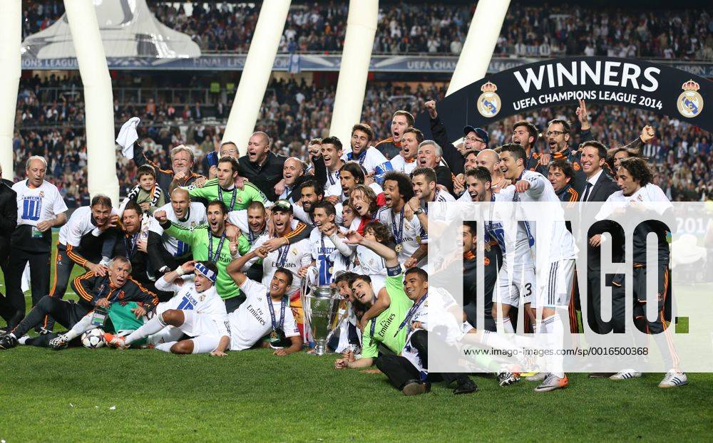 Real Madrids players celebrate with the trophy Real Madrid vs Atletico Madrid - Champions League Final - Stadium of Light - Lisbon - Portugal - 24 05 2014 - Pic David Klein Sportimage .