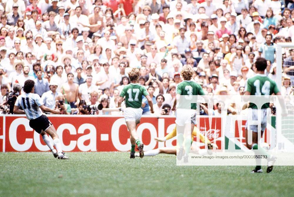 Jose Luis Burruchaga (Argentinien, li.) überwindet Torwart Harald - Toni - Schumacher und trifft zum 3:2, Ditmar Jakobs (2.v.li.), Andreas Brehme (2.v.re.) und Thomas Berthold (alle BR Deutschland) schaut zu - Fußball WM Herren Weltmeisterschaft 1986, Nationalmannschaft, Nationalteam, Nationaltrikot, Länderspiel, Finale Totale Dietmar Mexiko Stadt, Mexico City