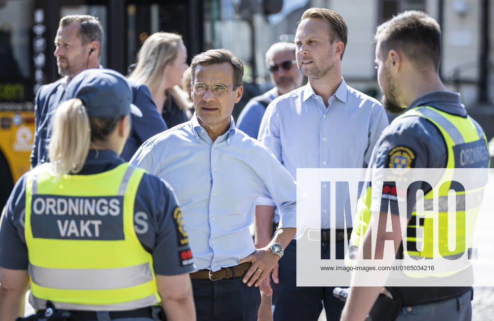 LUND 2022 08 10 Moderate Party leader Ulf Kristersson as he campaigns on Monday with a safety walk through the birthplace of Lund in the company of, among others, security guards and Rasmus Törnblom 2 a fr h LUND SWEDEN