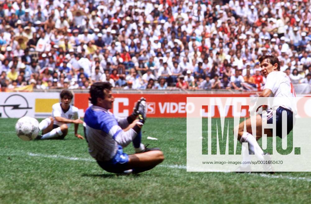 Gary Lineker (England, re.) überwindet Torwart Roberto Fernandez (Paraguay) und trifft zum 3:0 - Fußball WM Herren Weltmeisterschaft 1986, Nationalmannschaft, Nationalteam, Nationaltrikot, Länderspiel, Achtelfinale Gruppe Mexiko Stadt, Mexico City Dynamik,