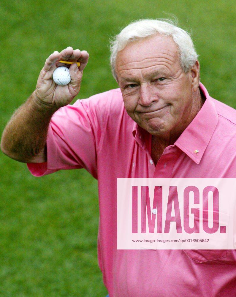 U.S. - KRT SPORTS STORY SLUGGED: MASTERS KRT PHOTO BY JASON CLARK THE STAMP (April 13) AUGUSTA, GA -- Arnold Palmer tips his hand to the crowd after finishing the 15th hole during his final round at The Masters on Saturday, April 13, 2002 in Augusta, Georgia. (CS) NC KD BL 2002 (Vert) (mvw) News Archive - April 13, 2002 - ZUMAm67