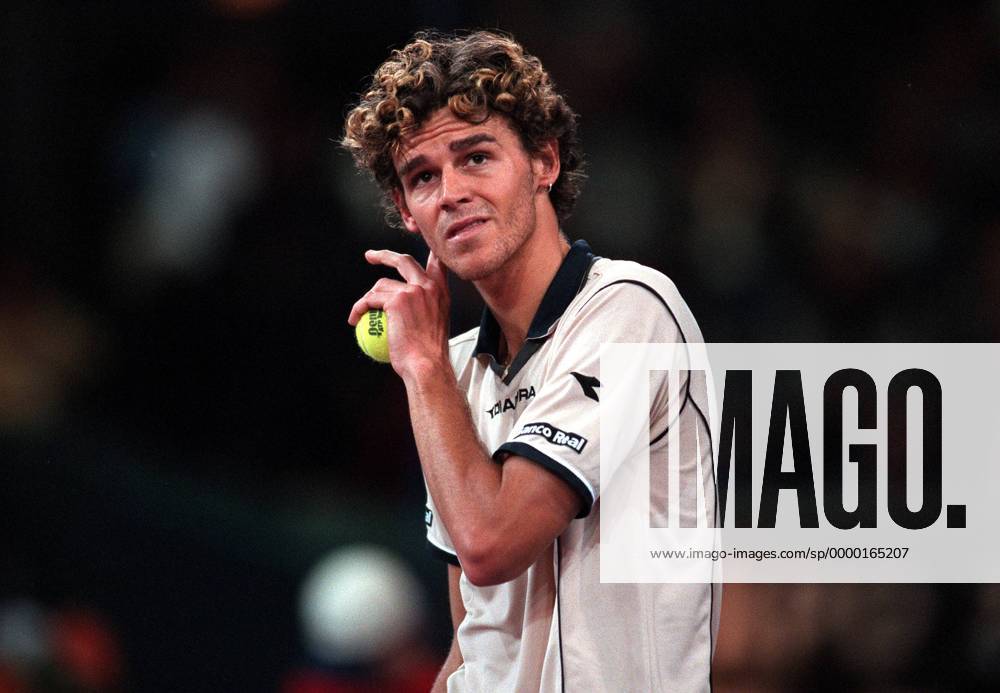 Gustavo Kuerten (Brasilien) nachdenklich Tennis WM Herren ATP - Weltmeisterschaft 1999, Tour, Halle, Indoor, Hallentennis, Hallenturnier, Einzelbild Messehalle Hannover