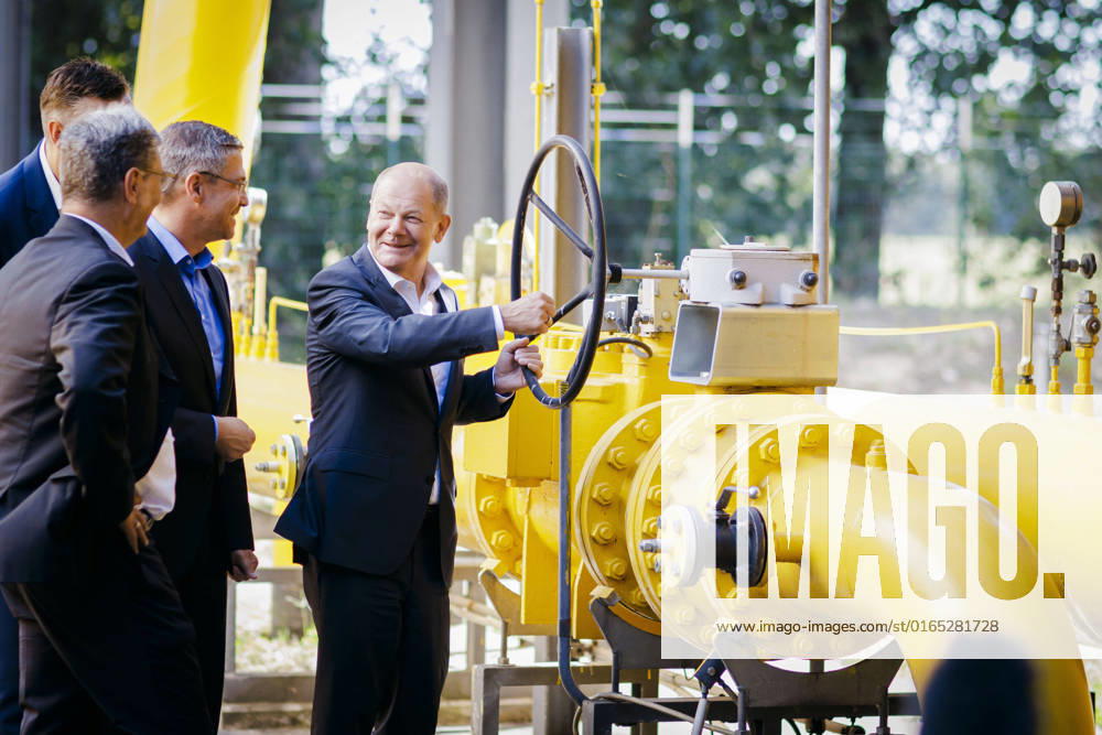 Olaf Scholz SPD , German Chancellor, visits Potsdams municipal utilities at the invitation of Potsdams Mayor Mike Schubert SPD to learn about the security of energy supply for the city of Potsdam Potsdam, 12 08 2022 Potsdam Germany
