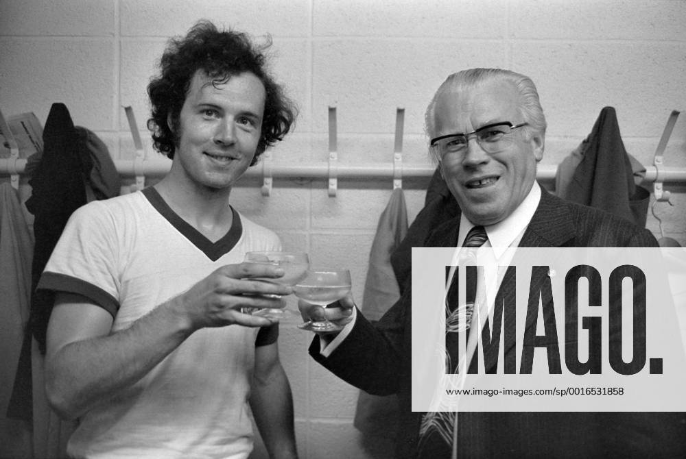 FUSSBALL 1. BUNDESLIGA SAISON 1972 1973 30. Spieltag FC Bayern München - 1. FC Kaiserslautern 05.05.1973 Meister FC Bayern; Franz BECKENBAUER (li) und Präsident Wilhelm NEUDECKER prosten sich nach dem 6:0 Sieg in der Kabine zu. MODELxRELEASExx