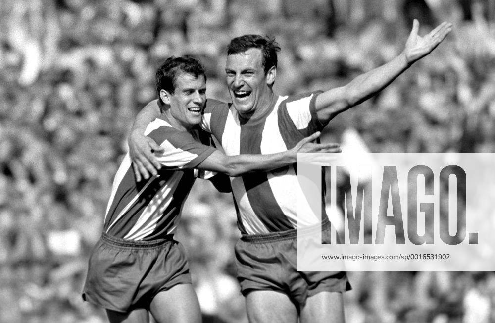 FUSSBALL 1. BUNDESLIGA SAISON 1968 1969 2. Spieltag 1860 München - FC Bayern München 24.08.1968 JUBEL FC Bayern, Franz ROTH (links) und Peter PUMM MODELxRELEASExx