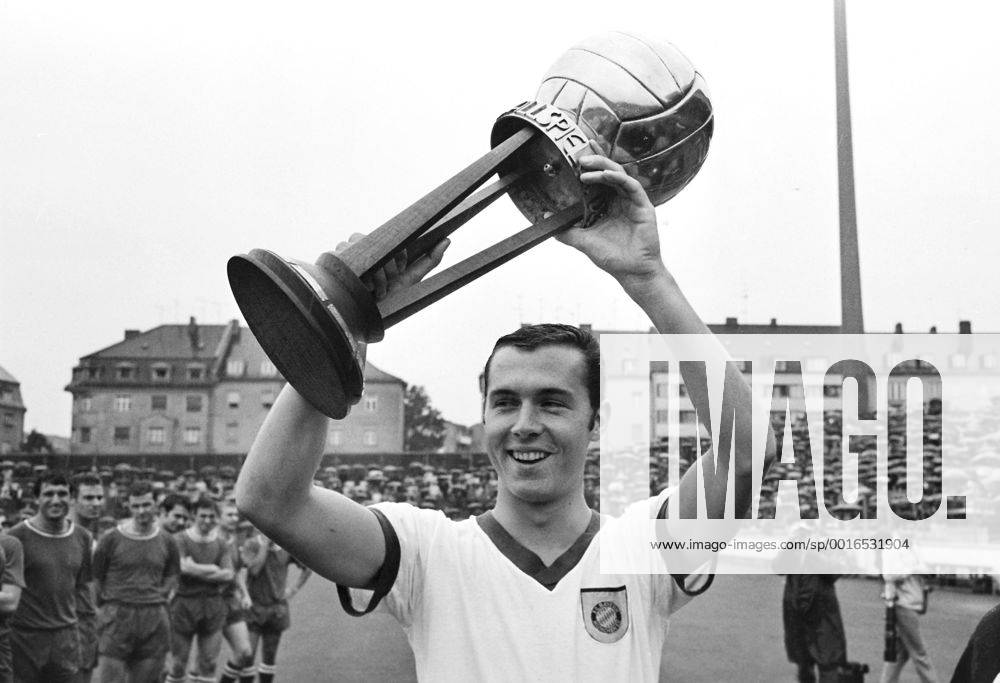 FUSSBALL 1. BUNDESLIGA SAISON 1968 1969 1. Spieltag FC Bayern München - 1 FC Kaiserslautern 17.08.1968 Franz BECKENBAUER (FC Bayern München) wird als Fussballer des Jahres MODELxRELEASExx
