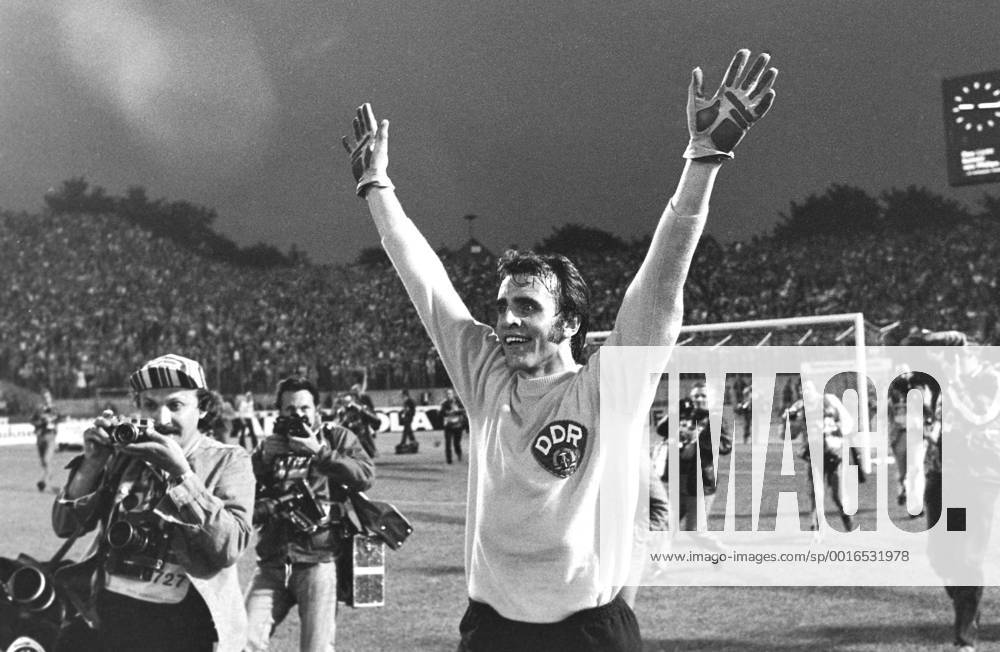 Fussball Weltmeisterschaft 1974 DDR - Bundesrepublik Deutschland 22.06.1974 JUBEL Torwart Jürgen Croy (DDR) jubelt. MODELxRELEASExx