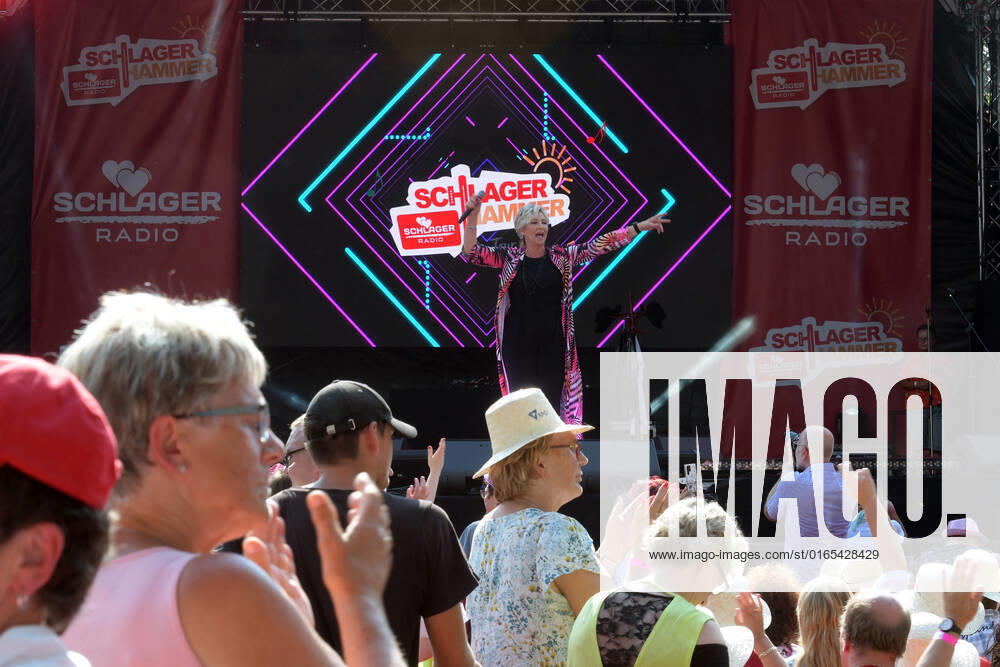 PK to the 8 ten schlagerHammer 2022 Claudia Jung with fans at the 8 Schlager Hammer, venue in ORANIENBURG at the Orangerie Berlin 13 08 2022 Photopress Mueller Photopress Mueller