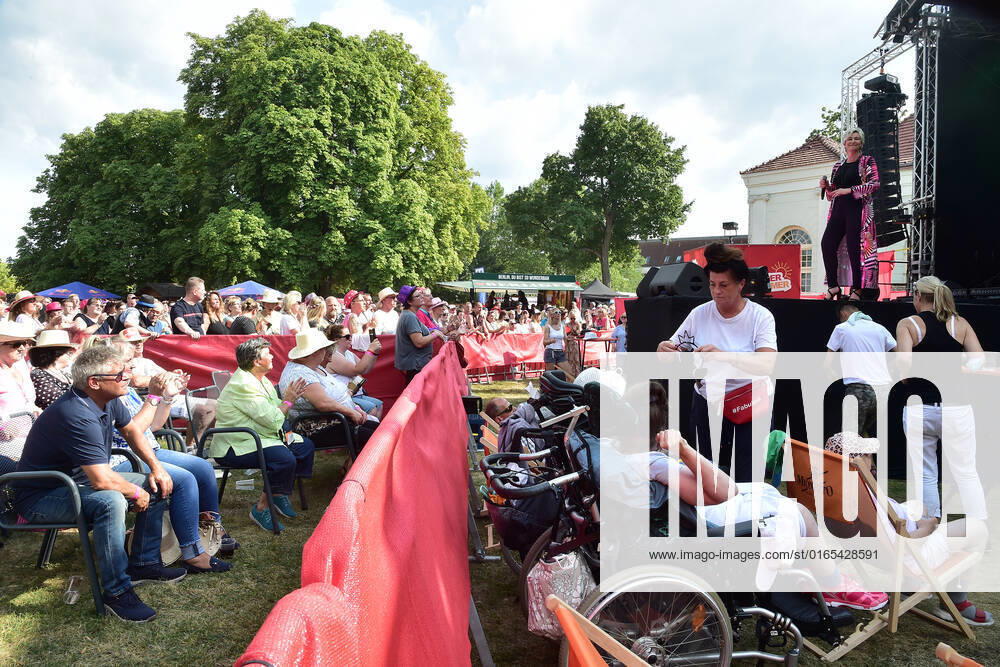 PK to the 8 th schlagerHammer 2022 spectators sitting in front of the stage at the 8 Schlager Hammer, venue in ORANIENBURG at the Orangerie Berlin 13 08 2022 Photopress Mueller Photopress Mueller