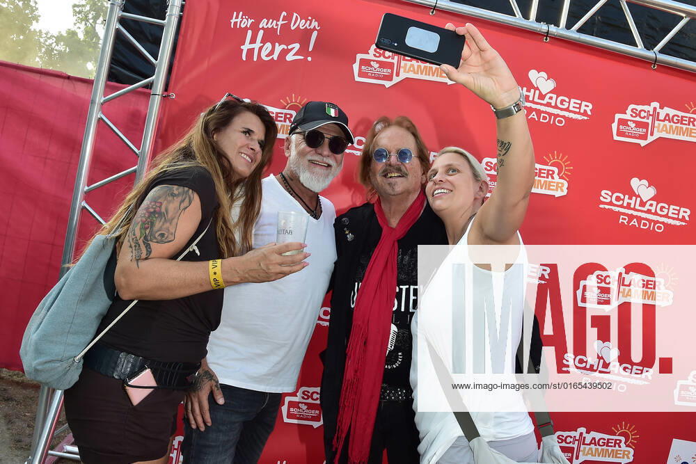 8 ten schlagerHammer 2022 Nino de Angelo with Frank Zander and guests backstage at the 8 Schlager Hammer, venue in ORANIENBURG at the Orangerie Berlin 13 08 2022 Photopress Mueller Photopress Mueller
