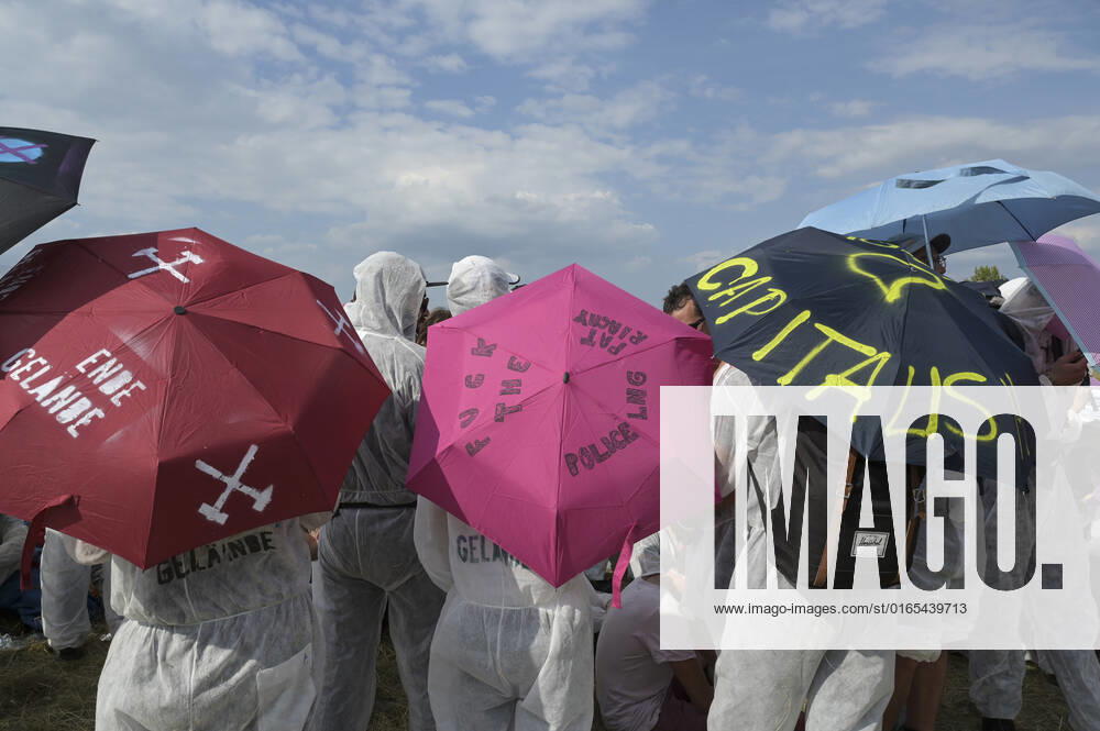 DEUTSCHLAND, Hamburg, Klimacamp verschiedener Organisationen für Klimaschutz, Organisation Ende Gelände blockiert Bahngleise im Hamburger Hafen Hamburg Germany
