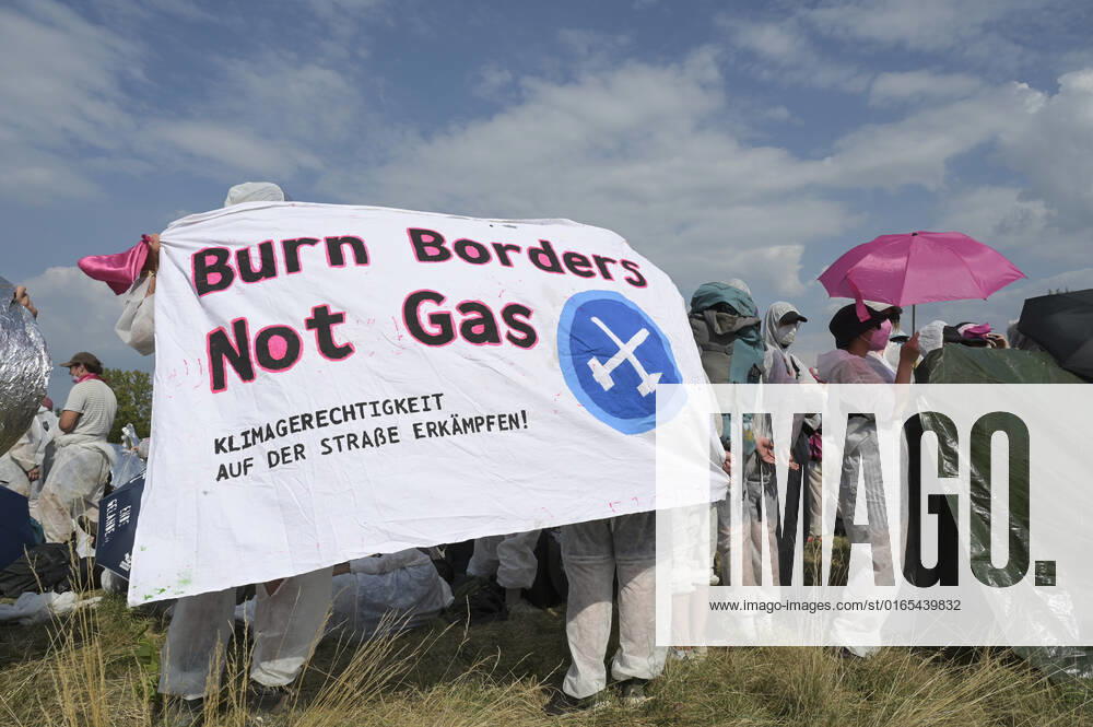 DEUTSCHLAND, Hamburg, Klimacamp verschiedener Organisationen für Klimaschutz, Organisation Ende Gelände blockiert Bahngleise im Hamburger Hafen Hamburg Germany