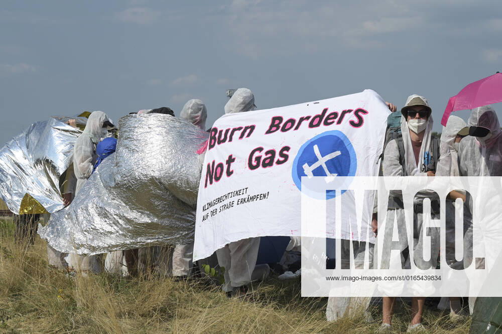 DEUTSCHLAND, Hamburg, Klimacamp verschiedener Organisationen für Klimaschutz, Organisation Ende Gelände blockiert Bahngleise im Hamburger Hafen Hamburg Germany
