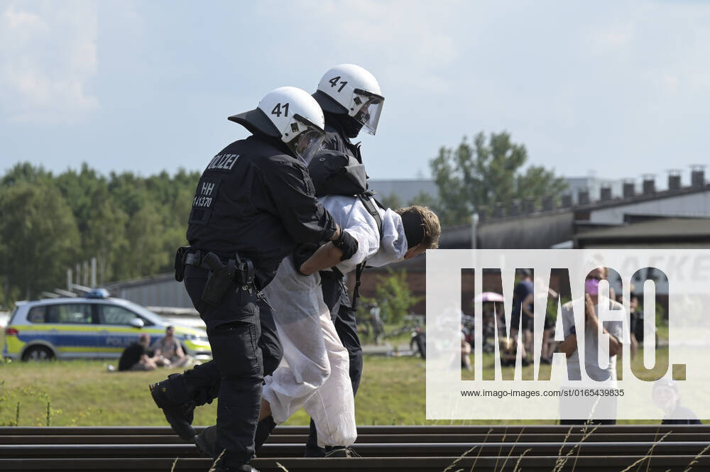 DEUTSCHLAND, Hamburg, Klimacamp verschiedener Organisationen für Klimaschutz, Organisation Ende Gelände blockiert Bahngleise im Hamburger Hafen, Polizei räumt Bahngleise Hamburg Germany