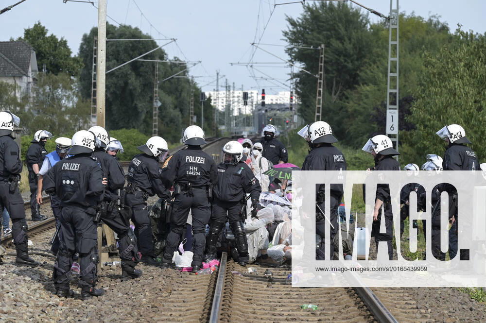 DEUTSCHLAND, Hamburg, Klimacamp verschiedener Organisationen für Klimaschutz, Organisation Ende Gelände blockiert Bahngleise im Hamburger Hafen, Polizei räumt Bahngleise Hamburg Germany