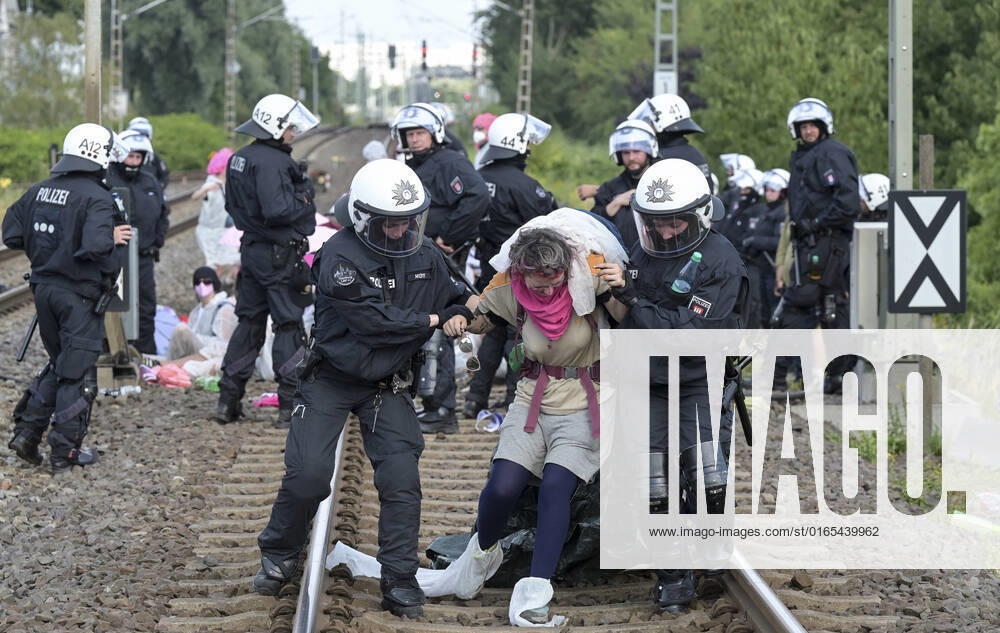 DEUTSCHLAND, Hamburg, Klimacamp verschiedener Organisationen für Klimaschutz, Organisation Ende Gelände blockiert Bahngleise im Hamburger Hafen, Polizei räumt Bahngleise Hamburg Germany