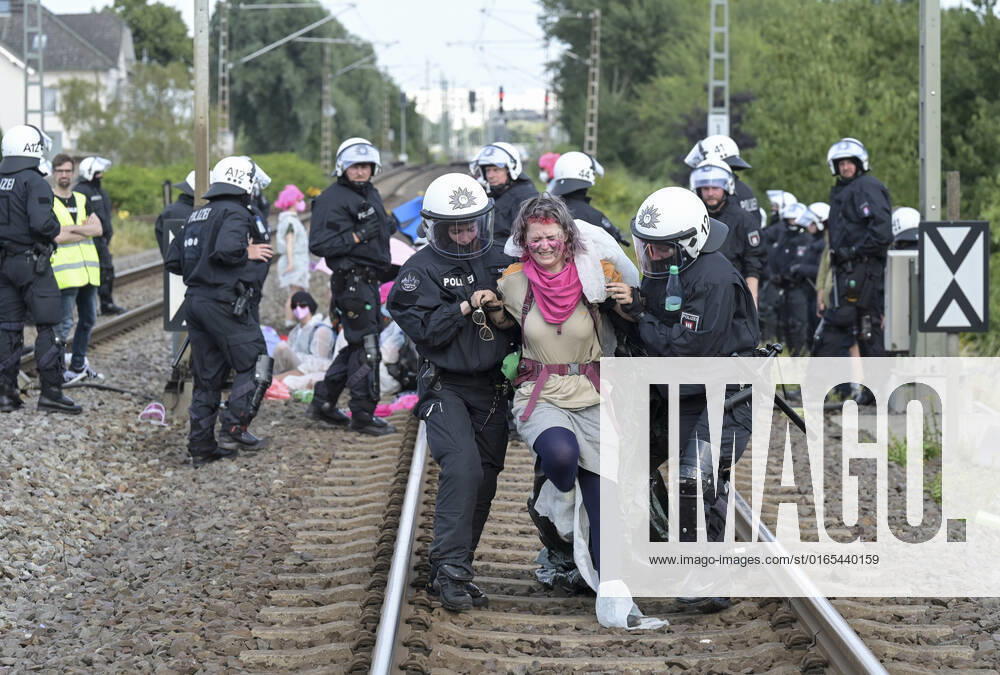 DEUTSCHLAND, Hamburg, Klimacamp verschiedener Organisationen für Klimaschutz, Organisation Ende Gelände blockiert Bahngleise im Hamburger Hafen, Polizei räumt Bahngleise Hamburg Germany