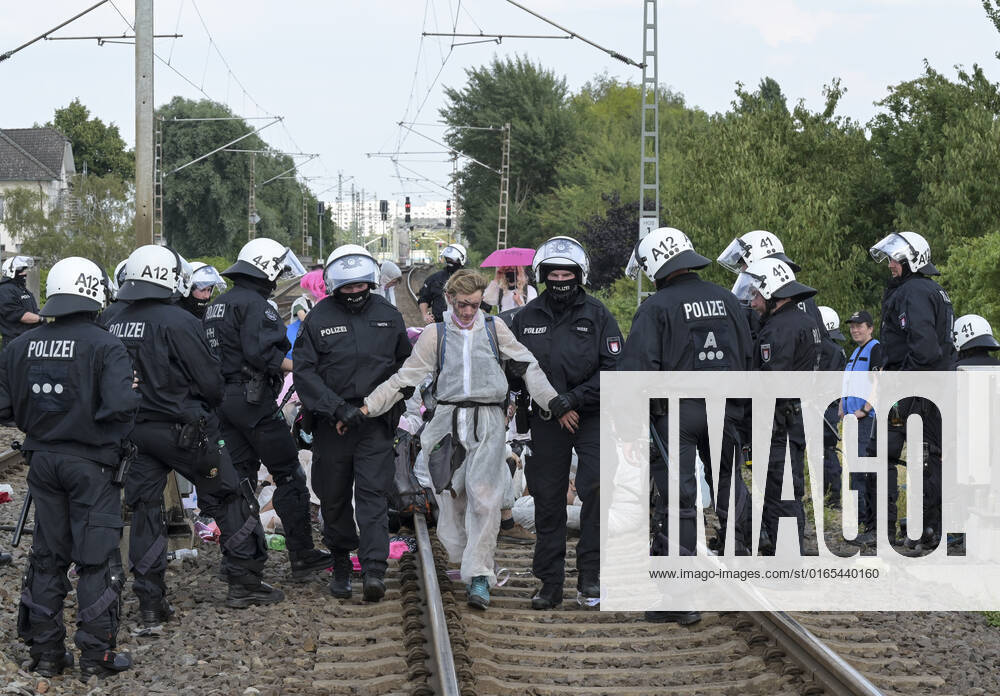 DEUTSCHLAND, Hamburg, Klimacamp verschiedener Organisationen für Klimaschutz, Organisation Ende Gelände blockiert Bahngleise im Hamburger Hafen, Polizei räumt Bahngleise Hamburg Germany