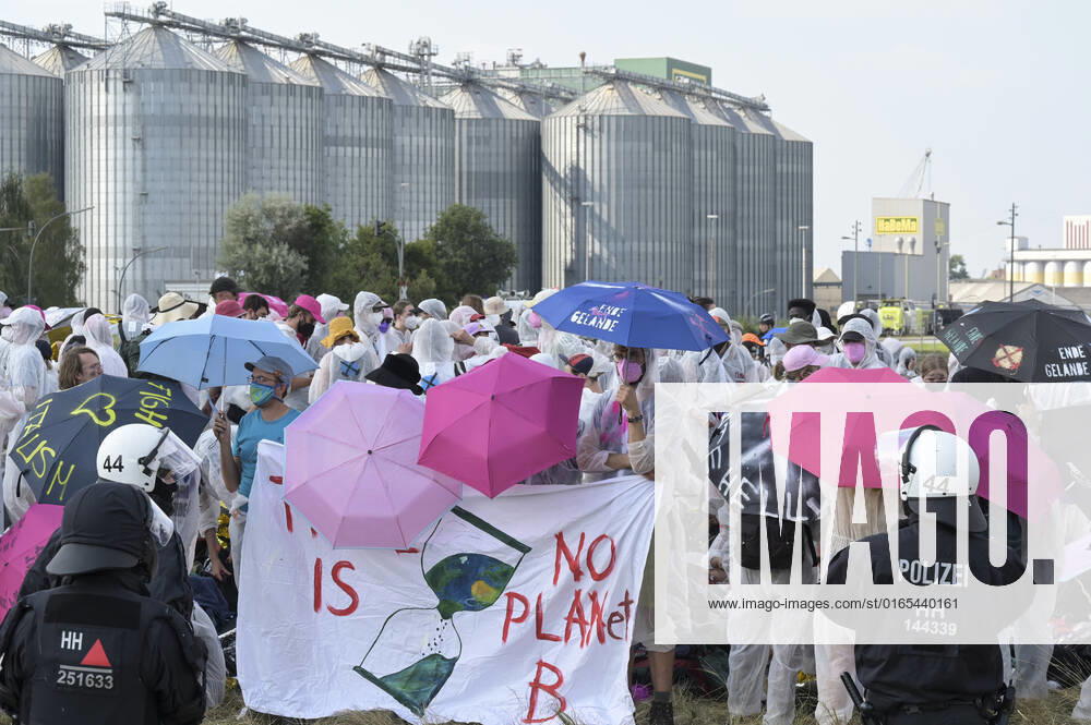 DEUTSCHLAND, Hamburg, Klimacamp verschiedener Organisationen für Klimaschutz, Organisation Ende Gelände blockiert Bahngleise im Hamburger Hafen Hamburg Germany