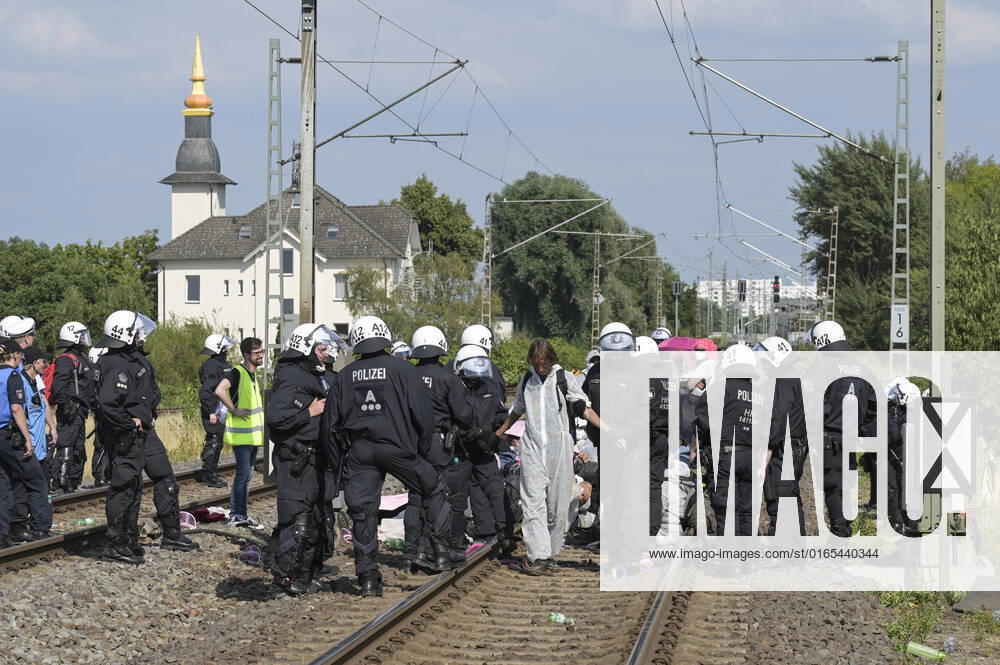 DEUTSCHLAND, Hamburg, Klimacamp verschiedener Organisationen für Klimaschutz, Organisation Ende Gelände blockiert Bahngleise im Hamburger Hafen Hamburg Germany