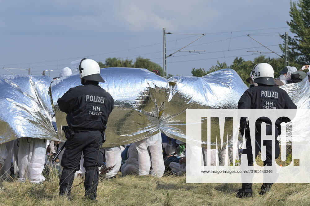 DEUTSCHLAND, Hamburg, Klimacamp verschiedener Organisationen für Klimaschutz, Organisation Ende Gelände blockiert Bahngleise im Hamburger Hafen Hamburg Germany