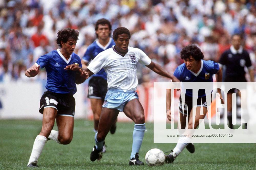 John Barnes (England, Mitte) gegen Ricardo Giusti (li.) und Carlos Tapia (beide Argentinien) - Fußball WM Herren Weltmeisterschaft 1986, Nationalmannschaft, Nationalteam, Nationaltrikot, Länderspiel, Viertelfinale Gruppe Mexiko Stadt, Mexico City Dynamik, Kampf,
