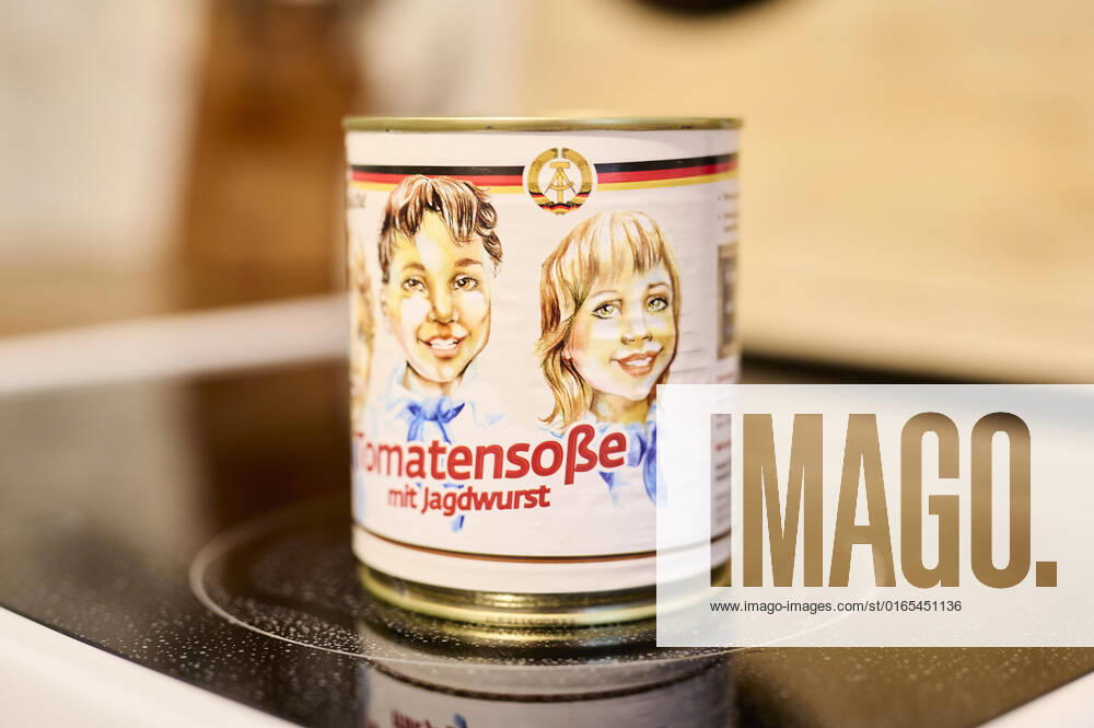 Original school kitchen tomato sauce with hunting sausage DEU, Berlin, Germany EDEKA currently offers in East German markets GDR nostalgia products The retro packaging with pioneers, neckerchief hammer and compasses is called by the Federal Foundation Reappraisal as trivialization of the SED dictatorship