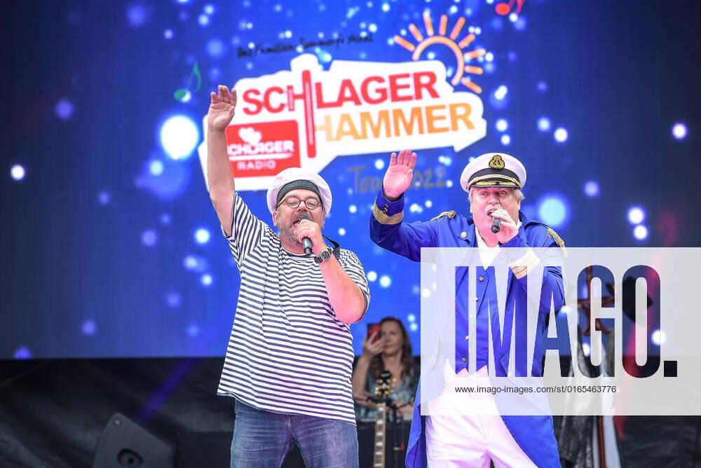 entertainment music, SchlagerHammer Tour 2022 in Oranienburg, v l Klaus and Klaus in the castle park Oranienburg at the SchlagerHammer Tour 2022 Oranienburg