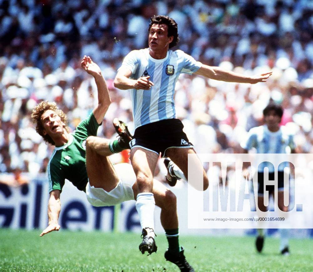 Jorge Valdano (Argentinien, re.) gegen Ditmar Jakobs (BR Deutschland) - Fußball WM Herren Weltmeisterschaft 1986, Nationalmannschaft, Nationalteam, Nationaltrikot, Länderspiel Gruppe Mexiko Stadt, Mexico City Dynamik, Kampf,