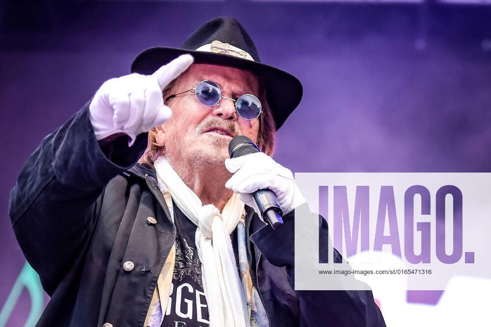 entertainment music, SchlagerHammer Tour 2022 in Oranienburg, v l Frank Zander he is awarded the Schlager Radio Prize for his lifes work in the Oranienburg Castle Park at the SchlagerHammer Tour 2022 Oranienburg